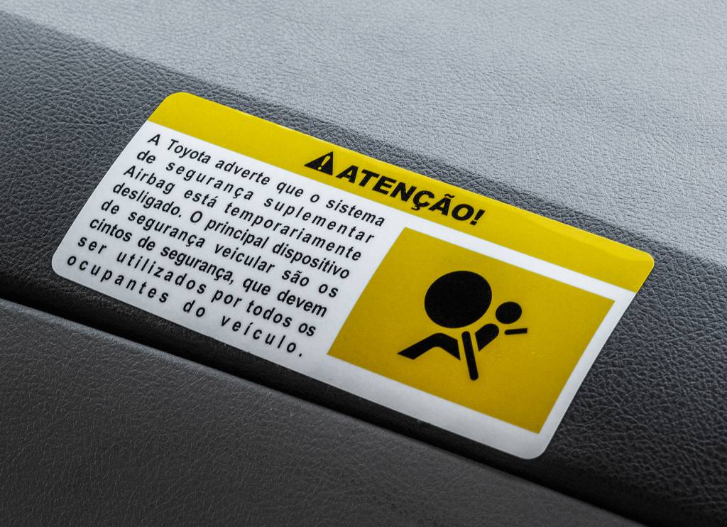 Autodefesa: Toyota cola adesivo de alerta em vez de trocar airbag