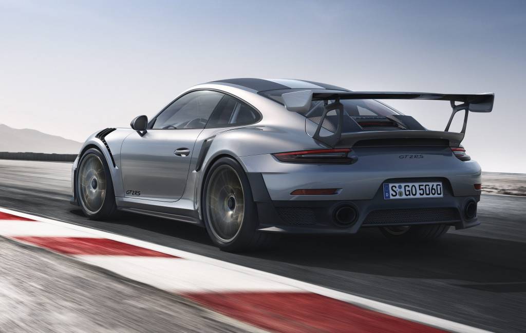 Novo Porsche 911 GT2 RS tem 700 cv e spray de água no intercooler