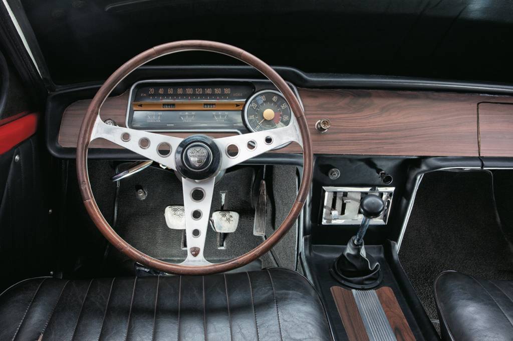 Volante ao estilo Alfa e painel revestido de jacarandá, com velocímetro horizontal