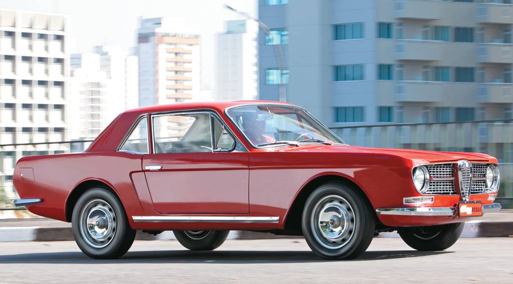 O vinco marcando a lateral é puro Mustang