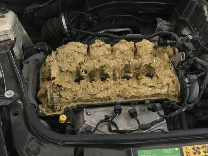 Dono de Mini coloca água com detergente dentro do motor