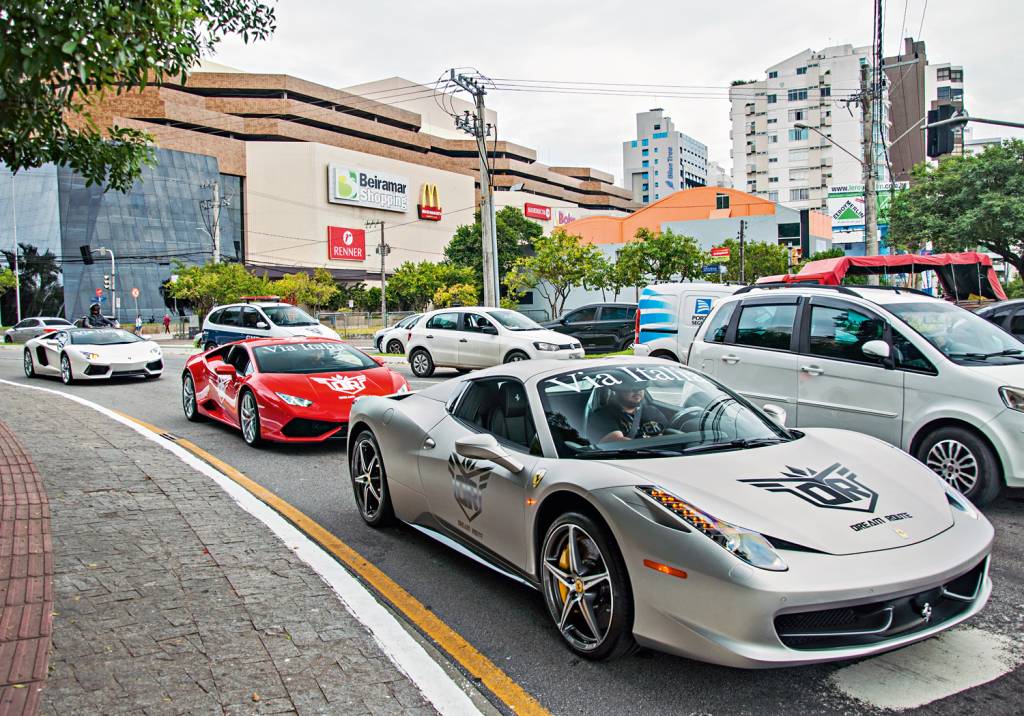Cena comum: Ferrari seguida por duas Lamborghini Huracan