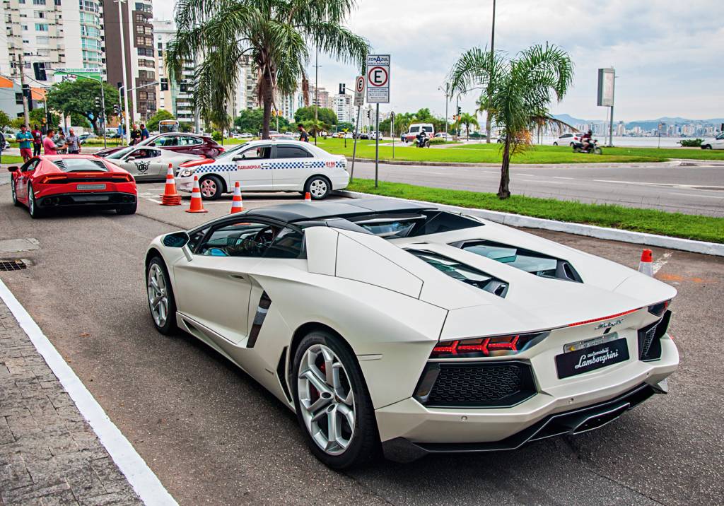 Lamborghini Aventador atrás de uma Huracan em Florianópolis