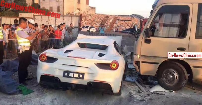 Ferrari 488 Spider batida 3