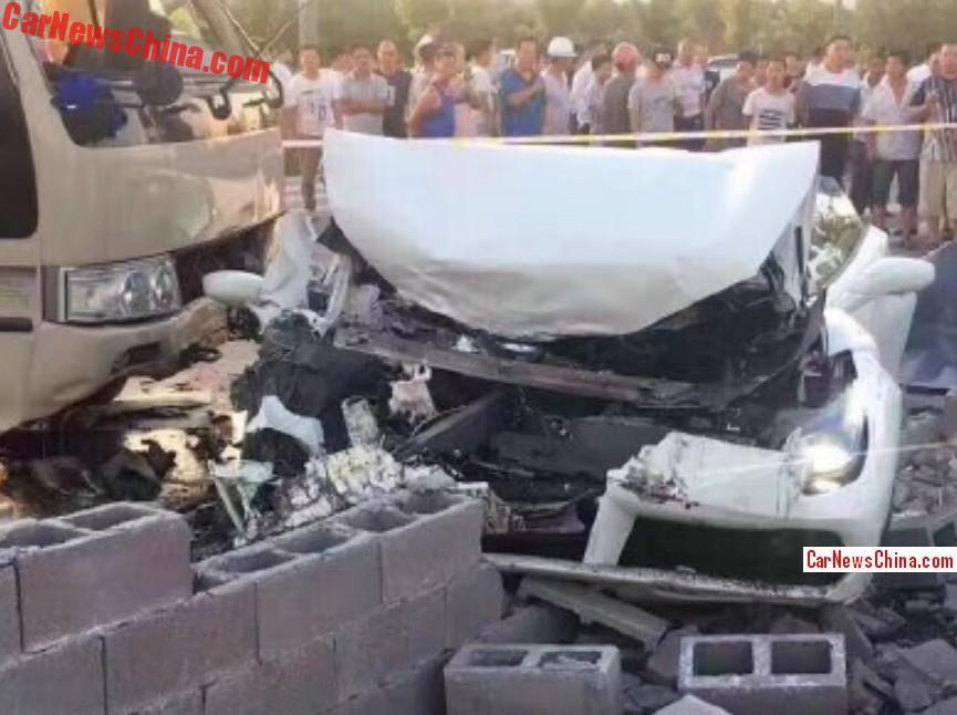 Ferrari 488 Spider bate em muro e é atingida por ônibus