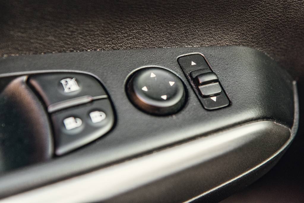 Os espelhos do nosso Nissan só se dobram manualmente