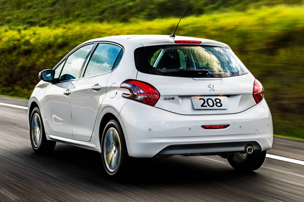 Peugeot 208 e 2008 ganham câmbio automático de seis marchas