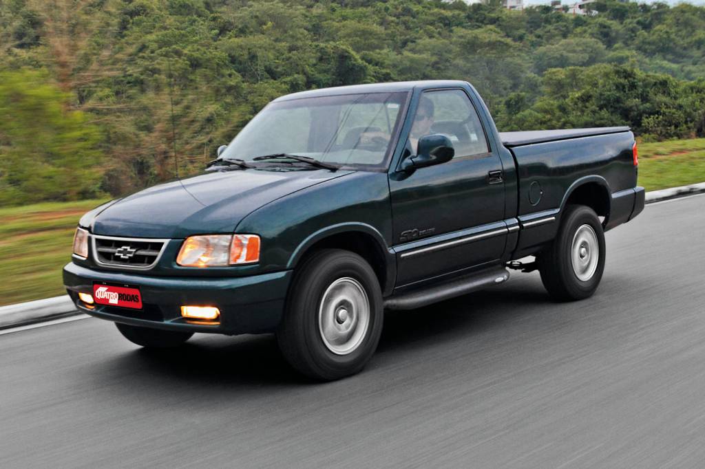 Chevrolet S10 De Luxe 2.2 A S10 brasileira tinha faróis e grade diferentes dos da americana