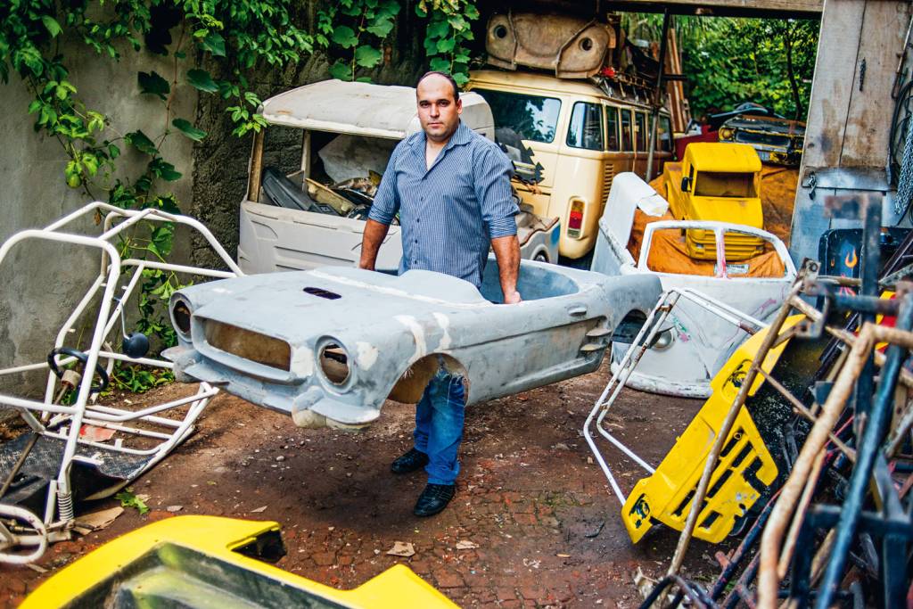 Em sua garagem de 600 m² tem de tudo: carcaças de fibra de vidro, miniaturas, chassis e quadriciclos