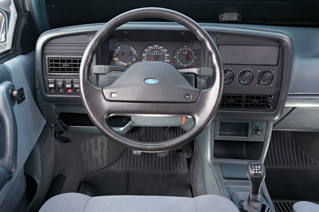 Volante em estilo Ford, botões de ventilação da VW: herança da Autolatina