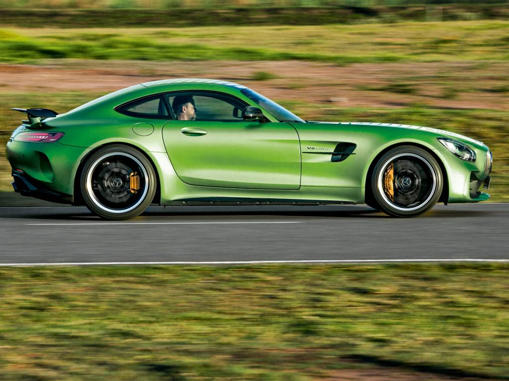 AMG GT R A cabine fica recuada junto ao eixo traseiro