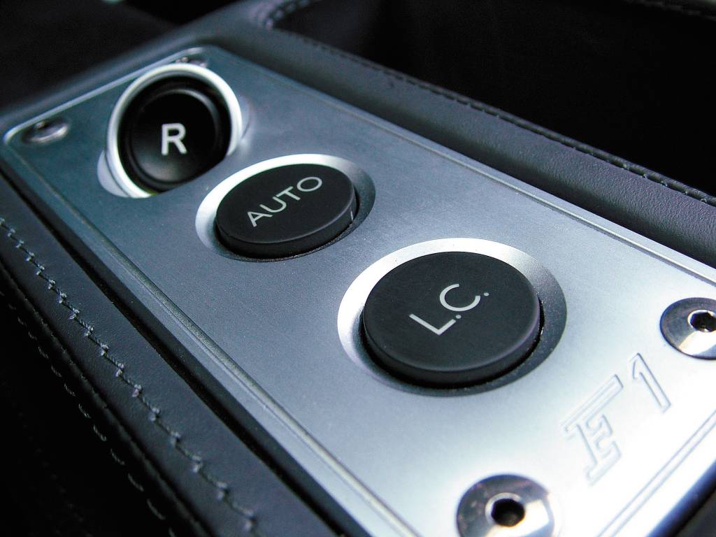 Controle de largada semelhante ao dos carros de F-1 que equipa o F430, esportivo