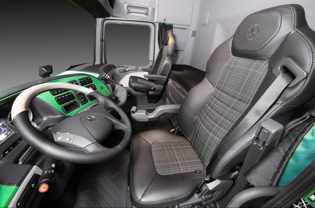 Mercedes-Benz-Actros-2