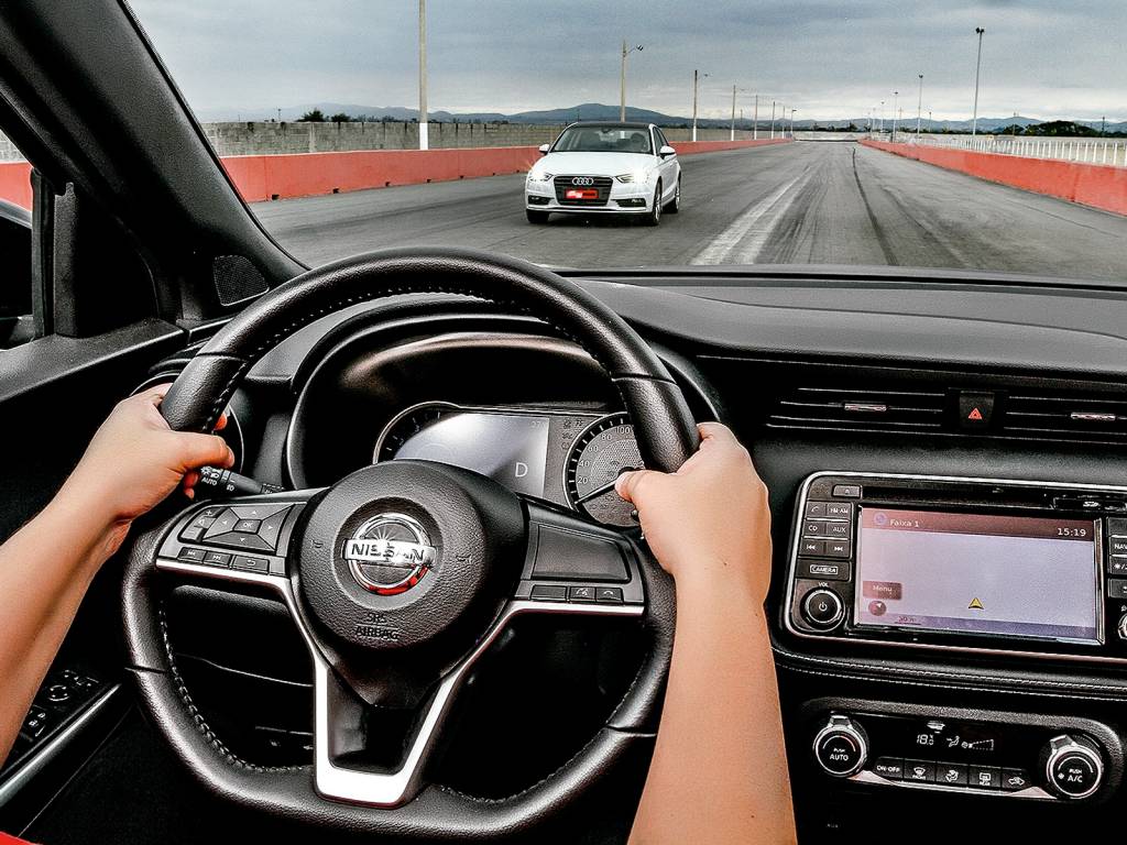 Nova lei dos faróis: carro apagado de dia continua rendendo multa?