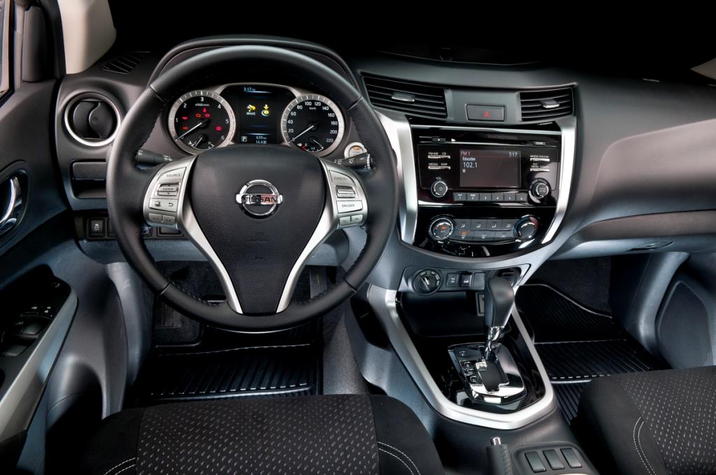 nissan-frontier-se-interior