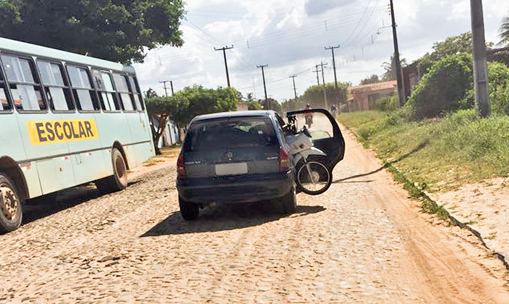 Corsa levando uma moto