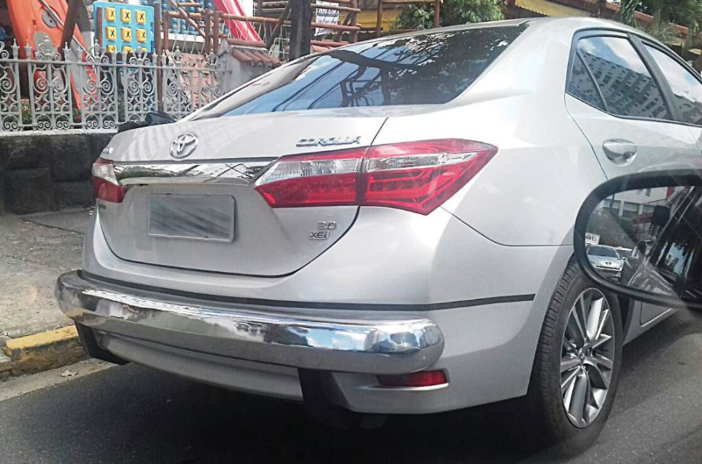 Toyota Corolla com para-choque cromado