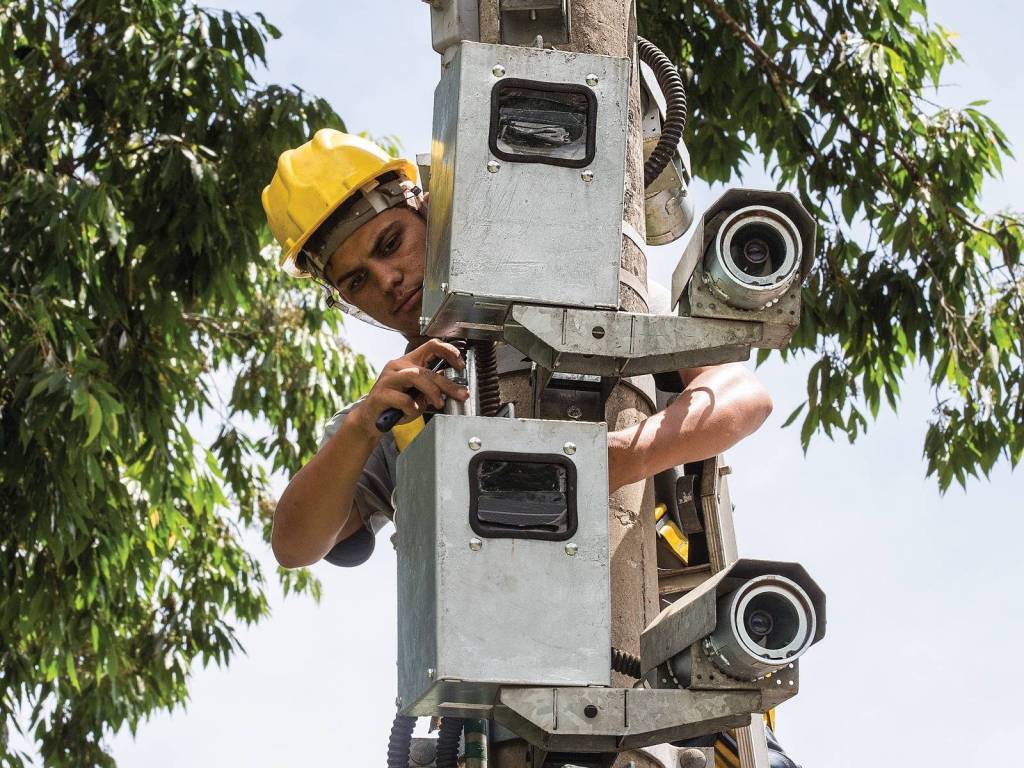 Radar de velocidade Novo radar percebe quando você está usando celular – e te multará por isso