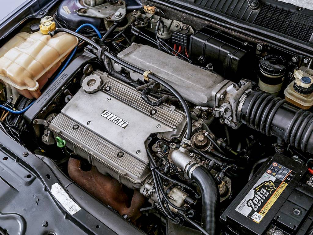 O motor era impulsionado com injeção eletrônica multiparto Magneti Marelli IAW 603