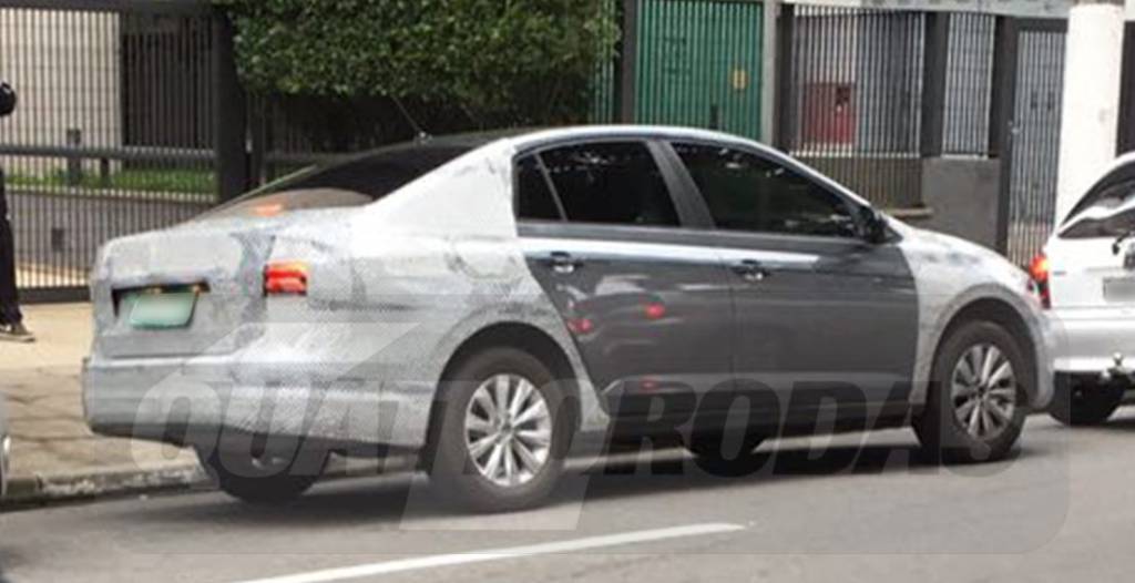 VW Virtus roda com pouco disfarce e chega ao mercado em 2018