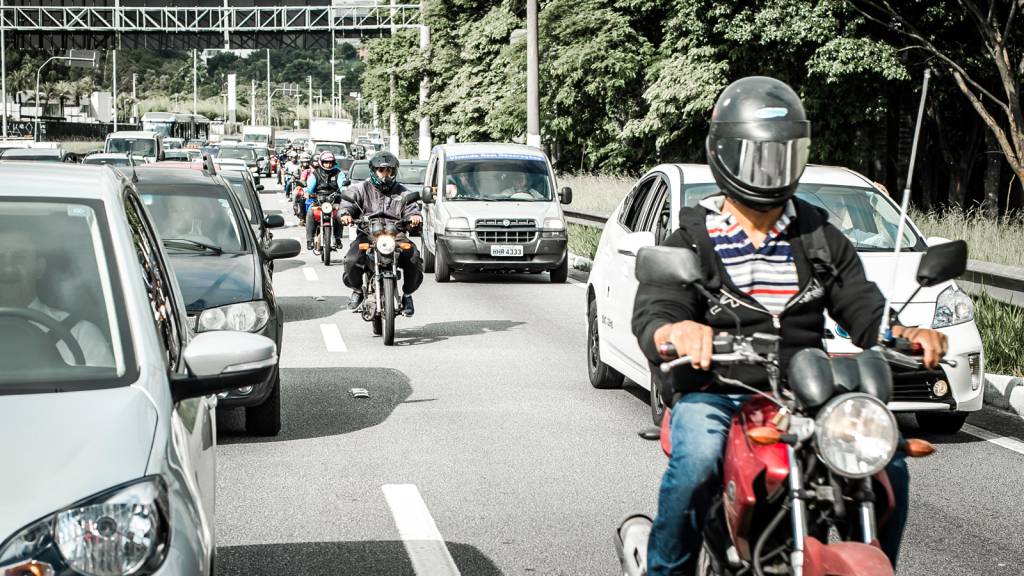 marginal pinheiros O trânsito de motos entre veículos parados é uma realidade
