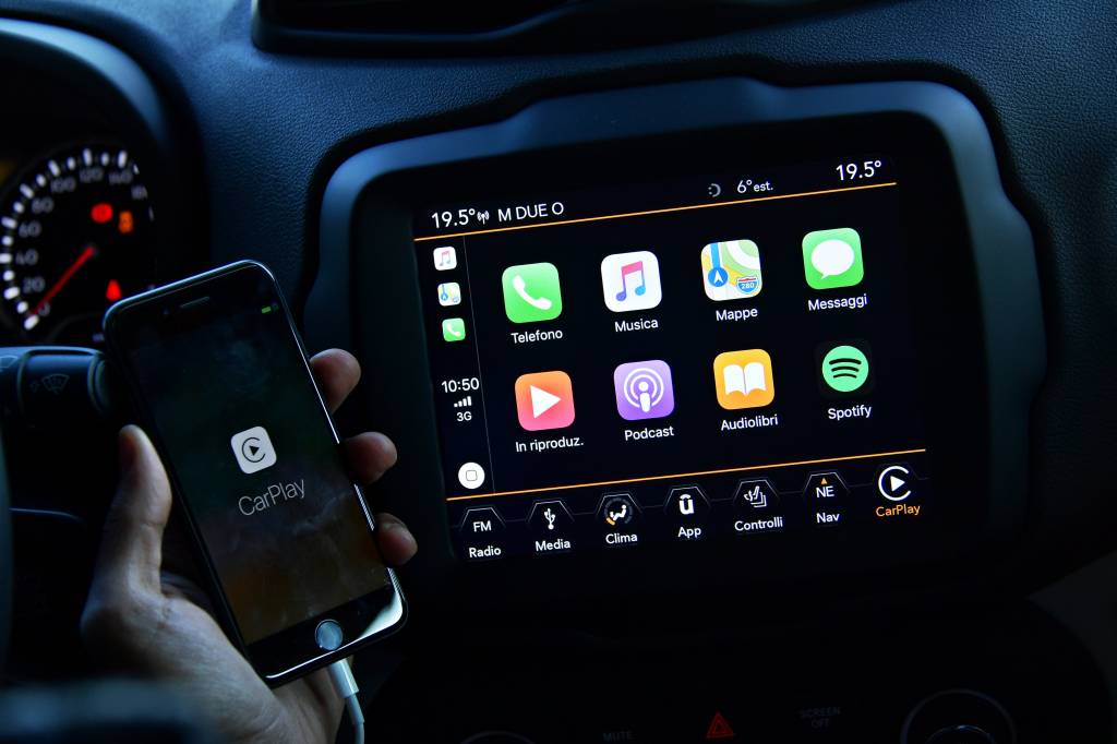 Android Auto e Apple Carplay são mais perigosos que álcool, diz pesquisa