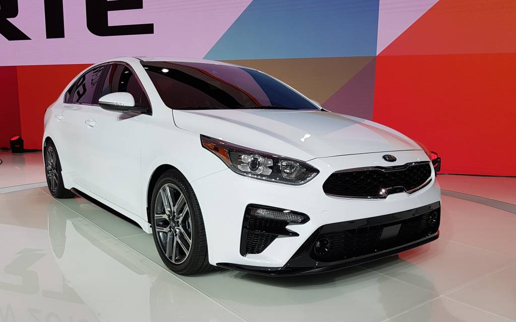 Kia Cerato estreia novo design inspirado no Stinger