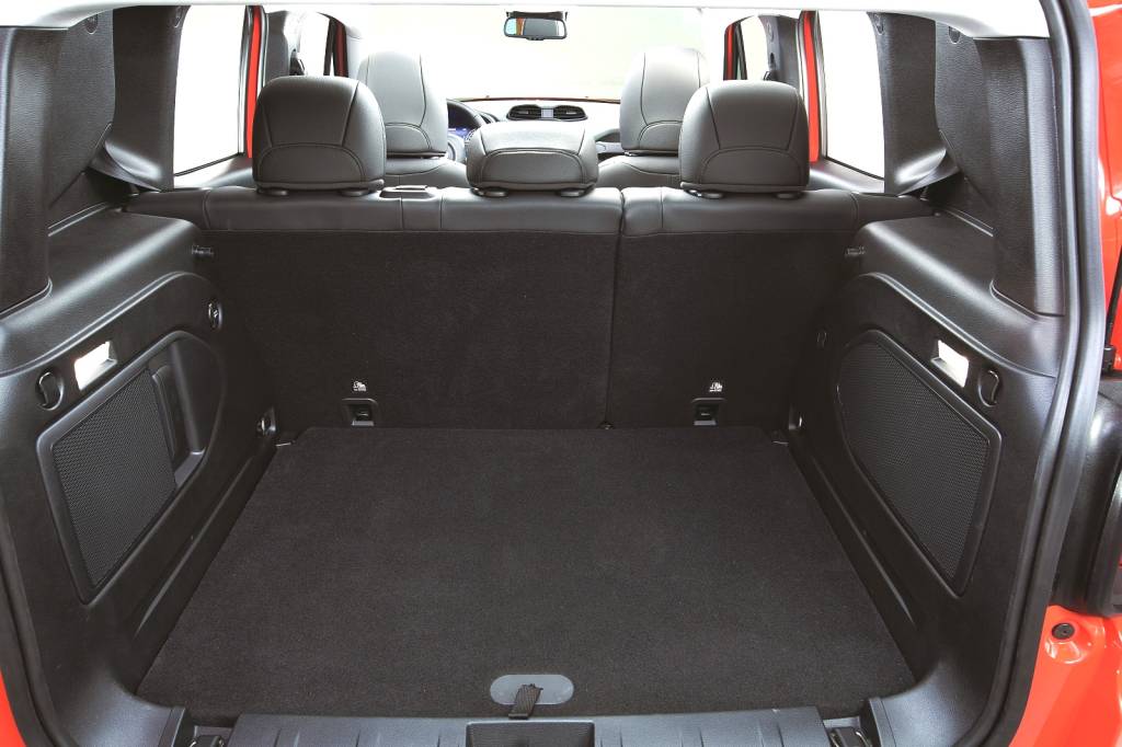 Porta-malas do Renegade era menor que o do Uno, mas ele cresceu