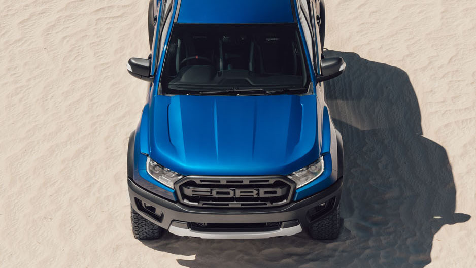 A suspensão foi feita para encarar trilhas em alta velocidade. Com 213 cv, essa característica será mais útil em descidas no off-road