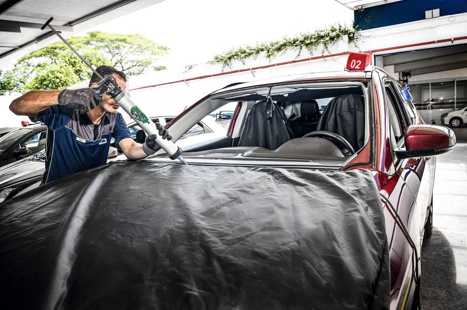 Um novo cordão de cola é aplicado na moldura já limpa