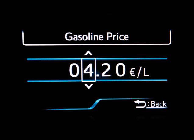 O Prius calcula tudo pra você. É só informar a ele o preço do litro da gasolina O Prius calcula tudo pra você. É só informar a ele o preço do litro da gasolina