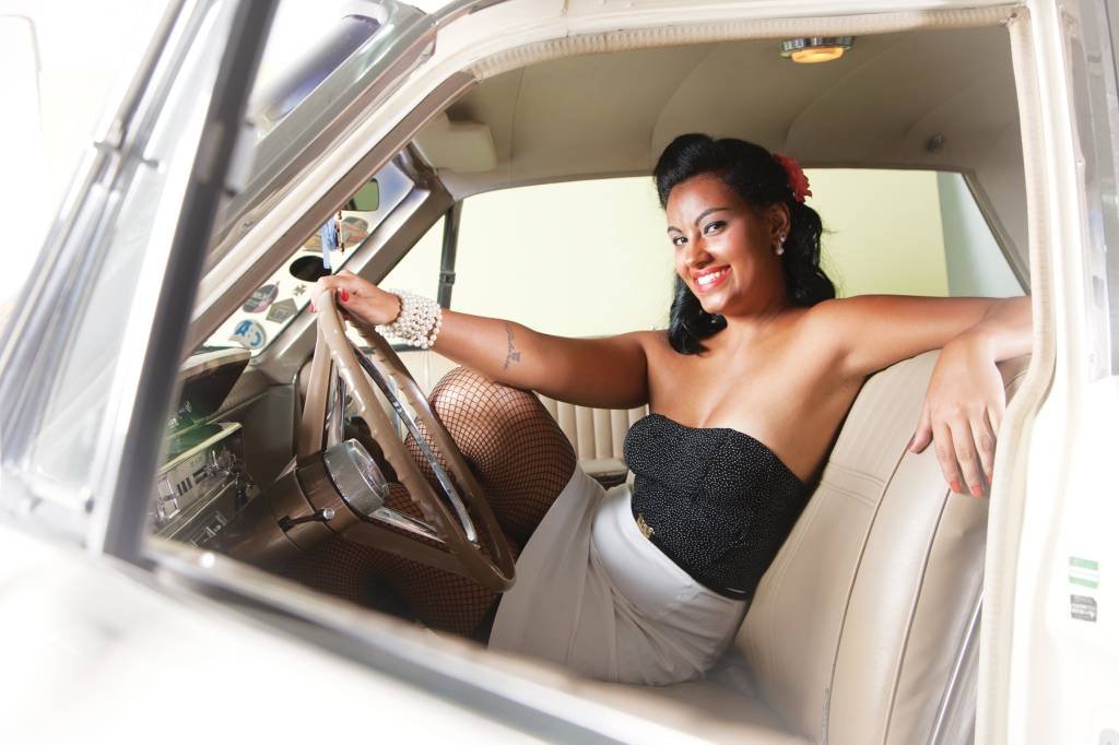 Paula gosta de se caracterizar de Pin-up dos anos 60 para combinar com o seu Galaxie