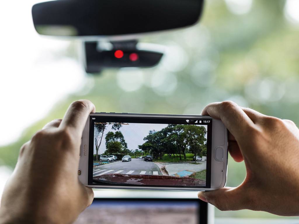 JAC e Audi já vêm de fábrica com câmera de vídeo no para-brisa