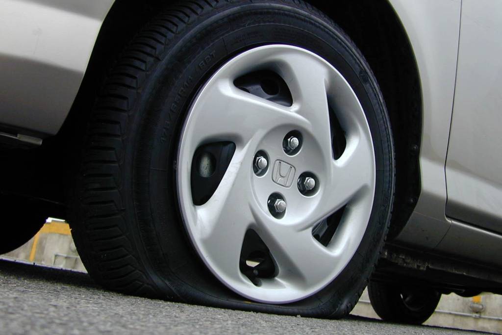 Pneu murcho do Honda Fit LX Pneu murcho do Honda Fit LX