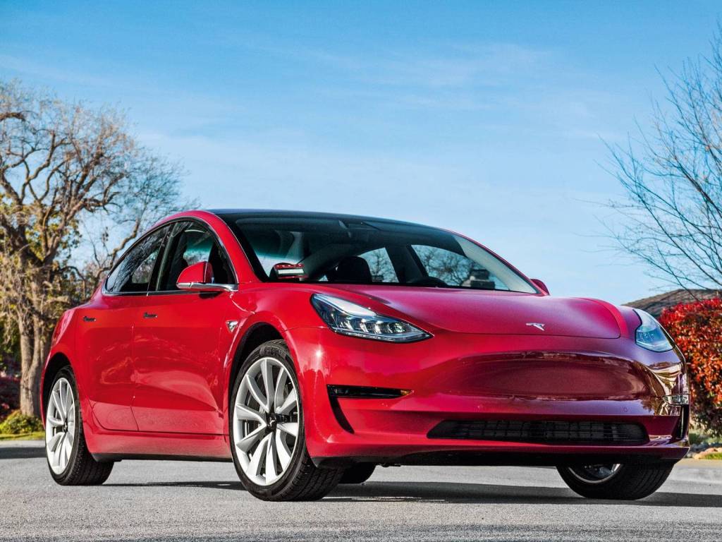 Tesla Model 3 Tesla dobra vendas de carros, mas ainda dá prejuízo de R$ 350 milhões