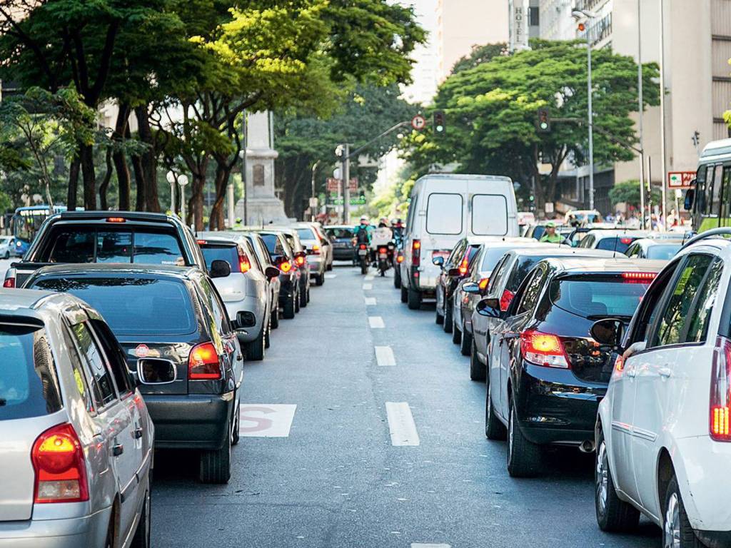 trânsito Trânsito em avenida retratado com pela traseira dos modelos