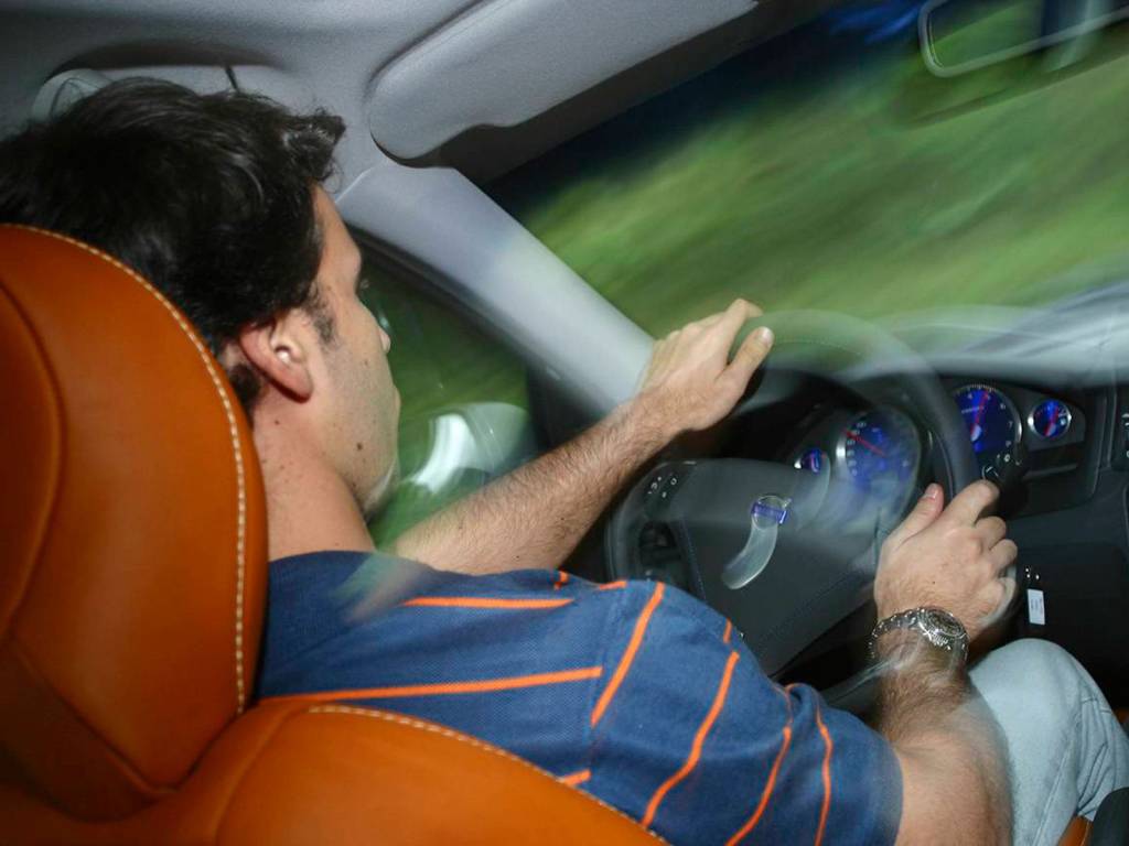 adriano-griecco-repocc81rter-da-revista-quatro-rodas-dirigindo-o-s60r-da-volvo-t com o test-drive é possível fazer uma compra com nível de segurança ainda maior