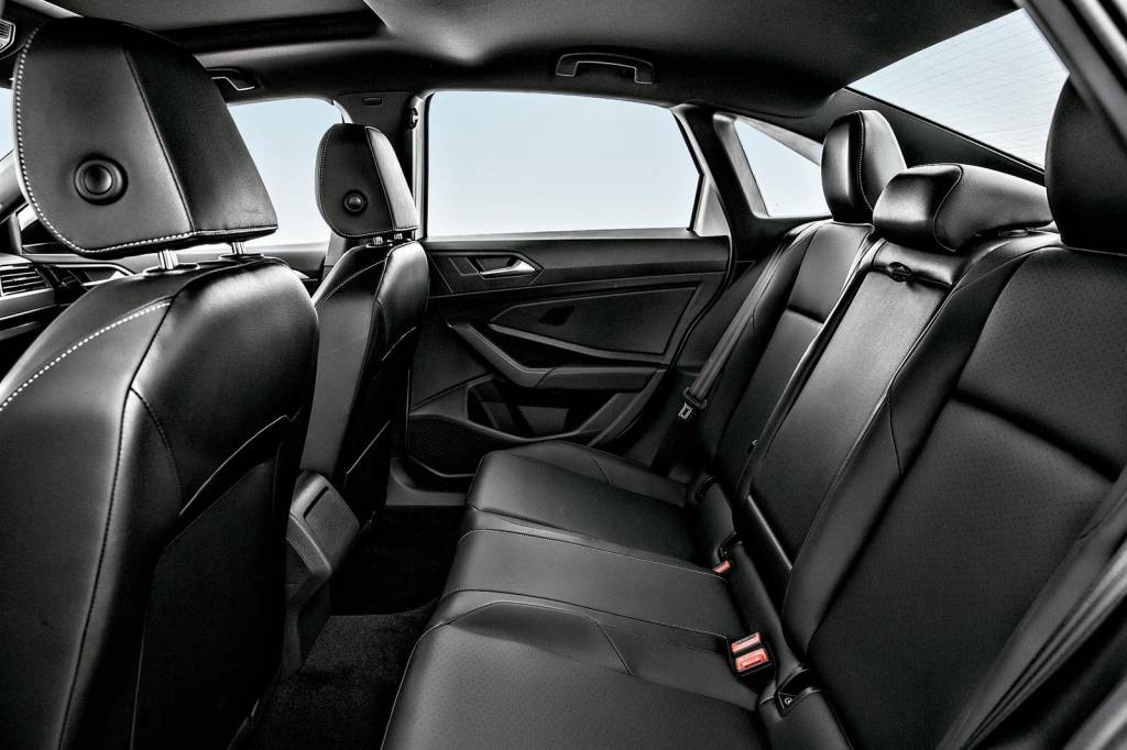 Volkswagen Jetta 1.4 TSI R-Line (4) Volkswagen Jetta 1.4 TSI R-Line (4)