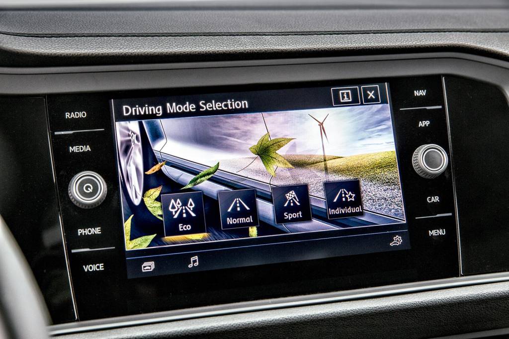 Volkswagen Jetta 1.4 TSI R-Line (8) Volkswagen Jetta 1.4 TSI R-Line (8)