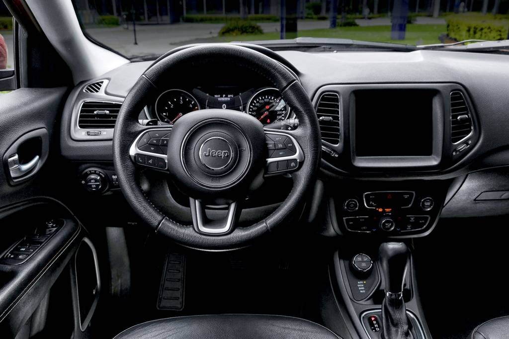 Longa Duração: Jeep Compass sofre novo apagão no sistema multimídia