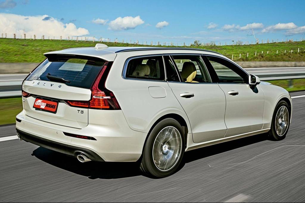 Automóvel V60 T5 Momentum, da Volvo, testado pela revista Quatro Rodas. Automóvel V60 T5 Momentum, da Volvo, testado pela revista Quatro Rodas.