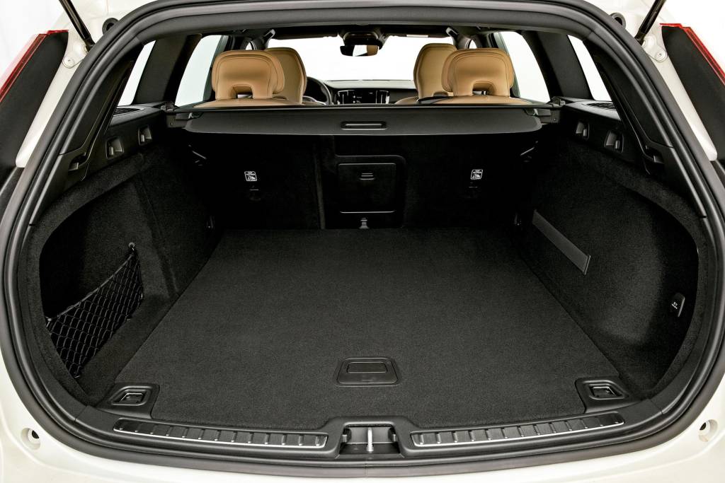 Automóvel V60 T5 Momentum, da Volvo, testado pela revista Quatro Rodas. Automóvel V60 T5 Momentum, da Volvo, testado pela revista Quatro Rodas.