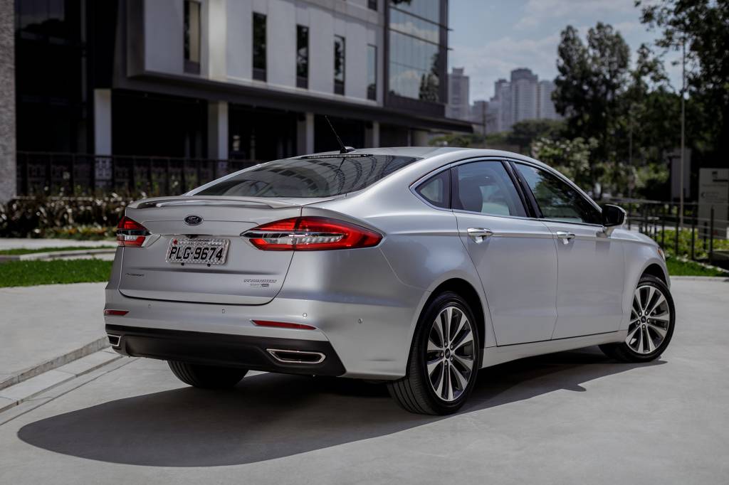 FordFusionTitanium2019-2 Traseira perdeu o friso cromado que ligava as duas lanternas