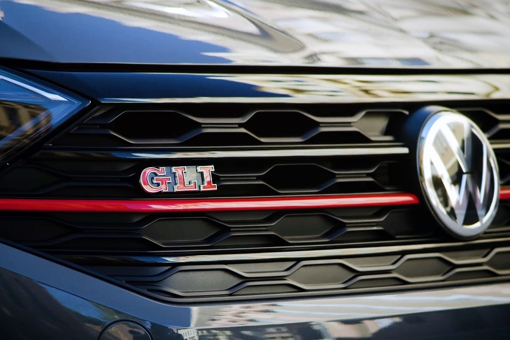 Novo VW Jetta GLI começa a mostrar a cara; motor e câmbio vêm do Golf GTI