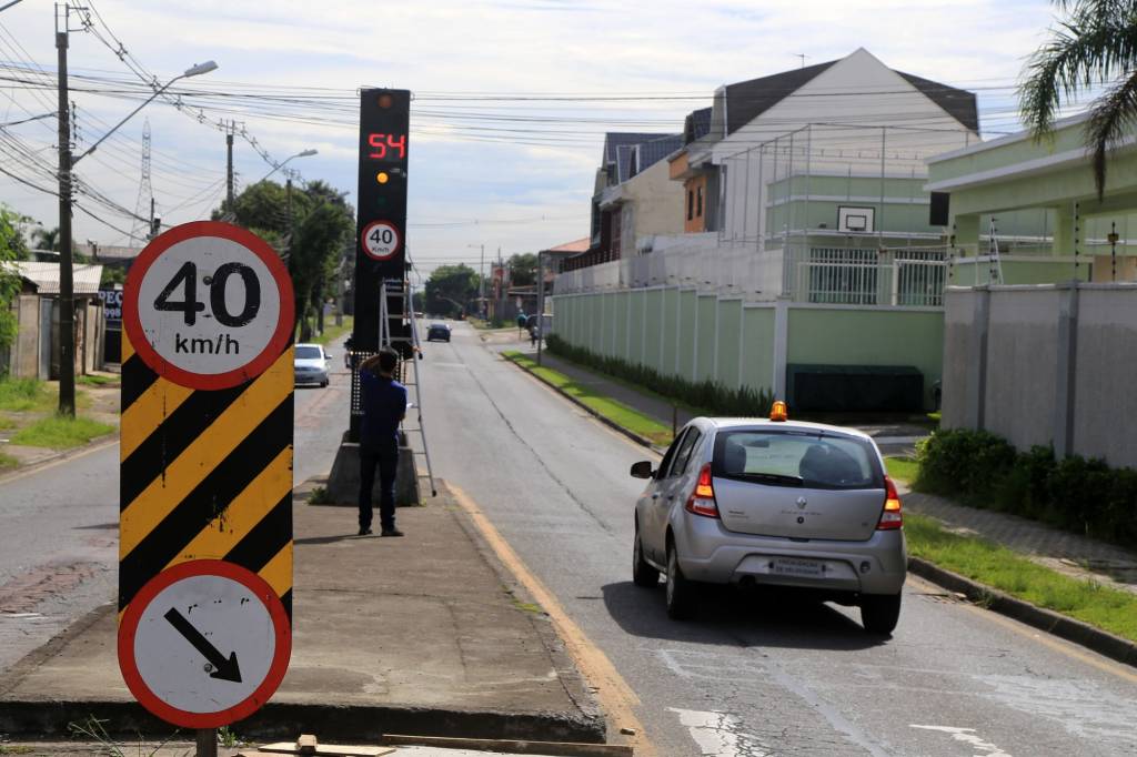 Bolsonaro promete extinguir lombadas eletrônicas do país