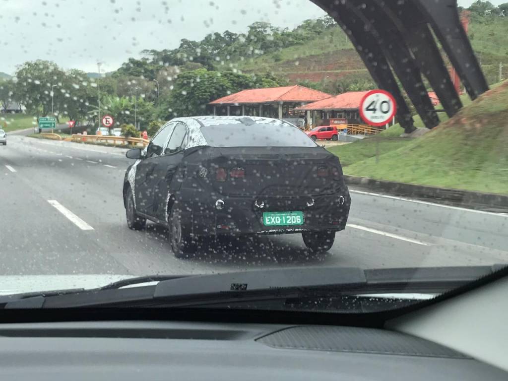 Flagramos o novo Hyundai HB20S, que estava escondido na toca até agora