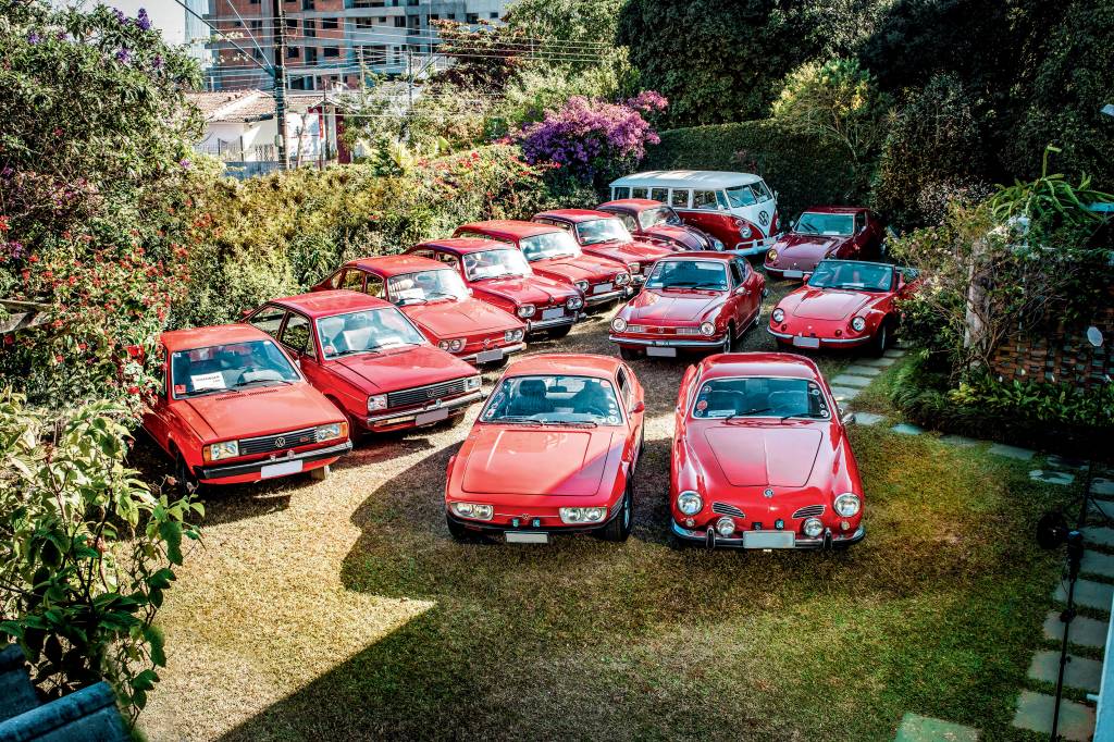 O homem que guarda 14 VW vermelhos refrigerados a ar em sua garagem