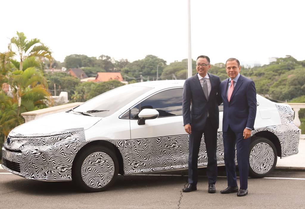 Divulgação da nova tecnologia Híbrida Flex – eletricidade com etanol da Toyota Divulgação da nova tecnologia Híbrida Flex – eletricidade com etanol da Toyota