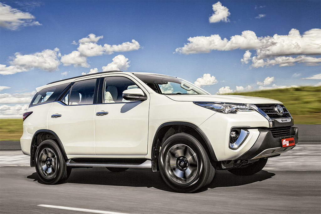Comparativo Mitsubishi Pajero Sport x Toyota SW4 Comparativo Mitsubishi Pajero Sport x Toyota SW4