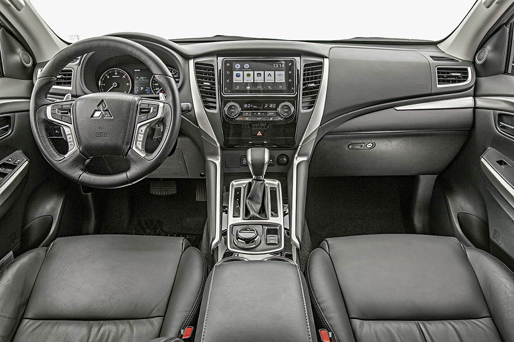 Comparativo Mitsubishi Pajero Sport x Toyota SW4 Comparativo Mitsubishi Pajero Sport x Toyota SW4